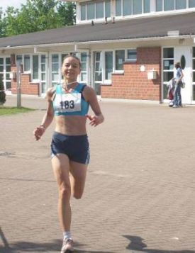 Die Siegerin der 10 Km-Laufes, Angelika Schröder