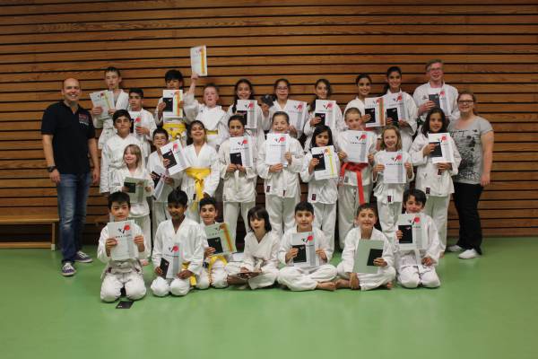 Gruppenfoto der Gürtelprüfung in der Karateabteilung