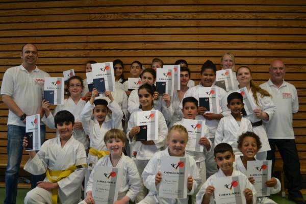 Erfolgreiche Gürtelprüfungen bei den Karate-Kids von Tura