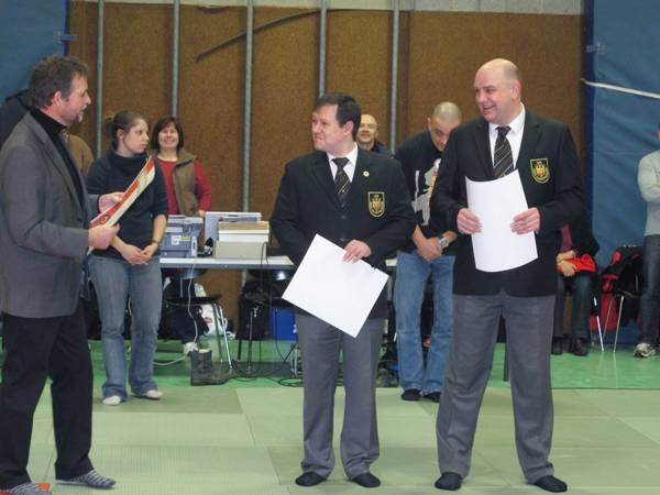 Der Ehrenvorsitzende des Deutschen Judo-Bundes, Karl-Heinz Meyer (links), überreicht Stefan Schulz von Tura Bremen die silberne Ehrennadel