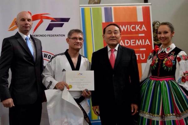 Irek Falk mit dem WTF-Vertreter Sik Hwang bei der Verleihung der Urkunden. Foto: Roland Klein