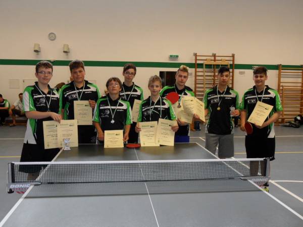 Die Tura-Jugendlichen freuen sich über ihre Urkunden für die gewonnene Tischtennis-Vereinsmeisterschaft.